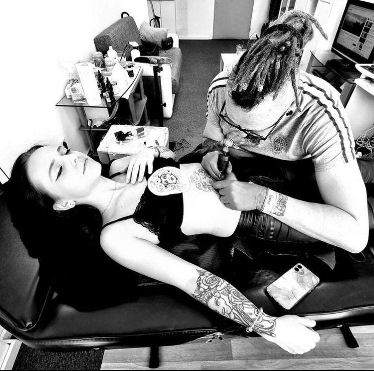 Rumen Dimov, tatér a body artist v štúdiu RD Tattoos & Piercings v Bratislave